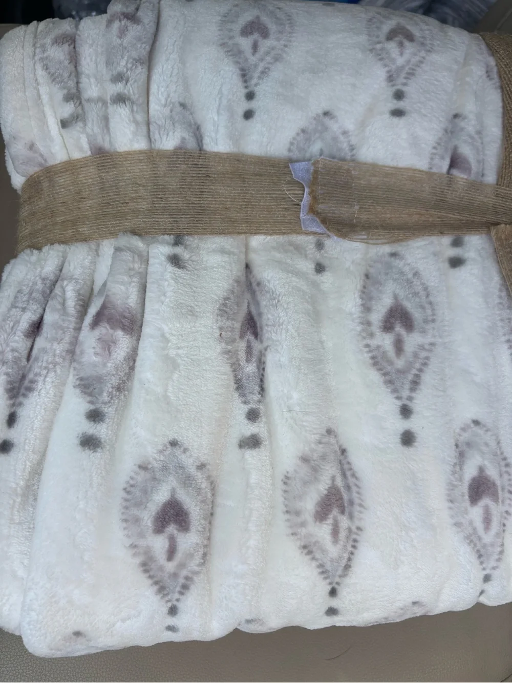 NWT Extra Soft Luxury Plush Throw Set in Cream and Brown (2-Pack) Honey + Lilah